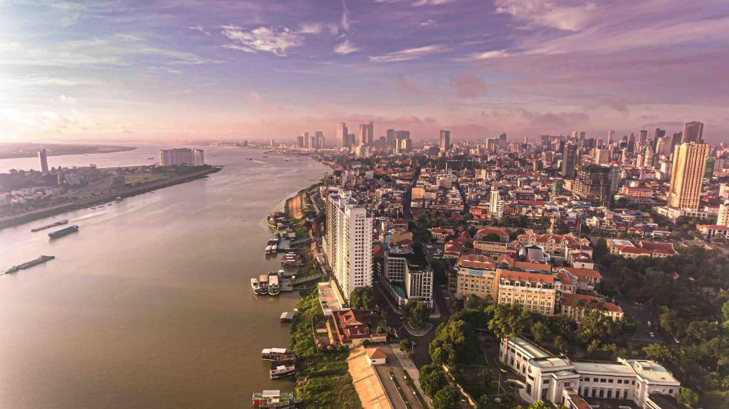 uma vista aérea de uma cidade ao lado da água em M9 Kirirom Hotel em Phnom Penh