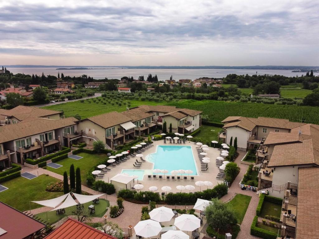 vista aerea su una tenuta con piscina di Lake Garda Resort a Moniga