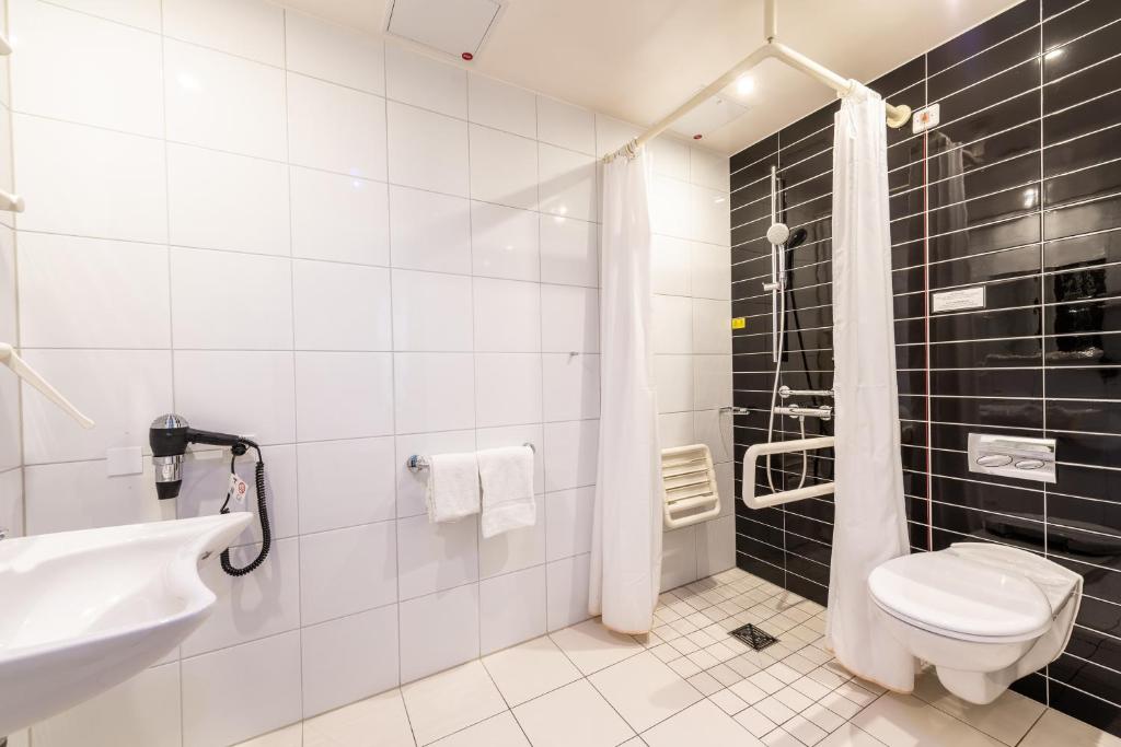 Ванная комната в Premier Inn Dresden City Zentrum