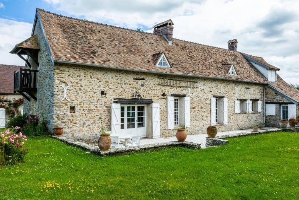 an old stone house with a green yard at L&#39;Echappée d&#39;Aristide - proche Giverny &amp; 50 min Paris in Houlbec-Cocherel