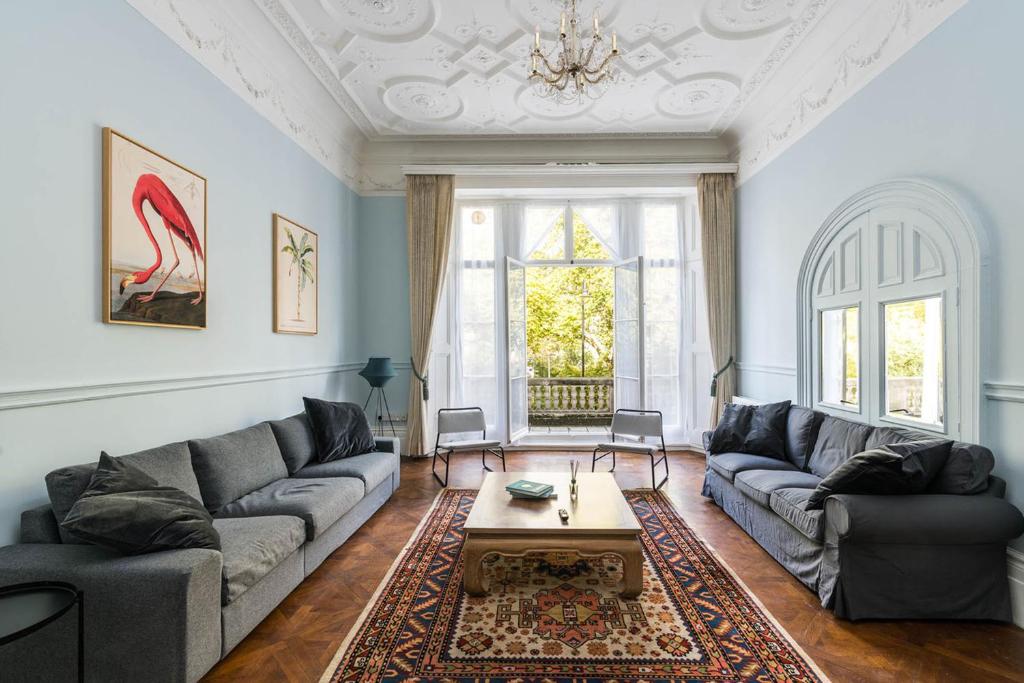 - un salon avec deux canapés et une table basse dans l'établissement SouthKen Palace Suites, à Londres