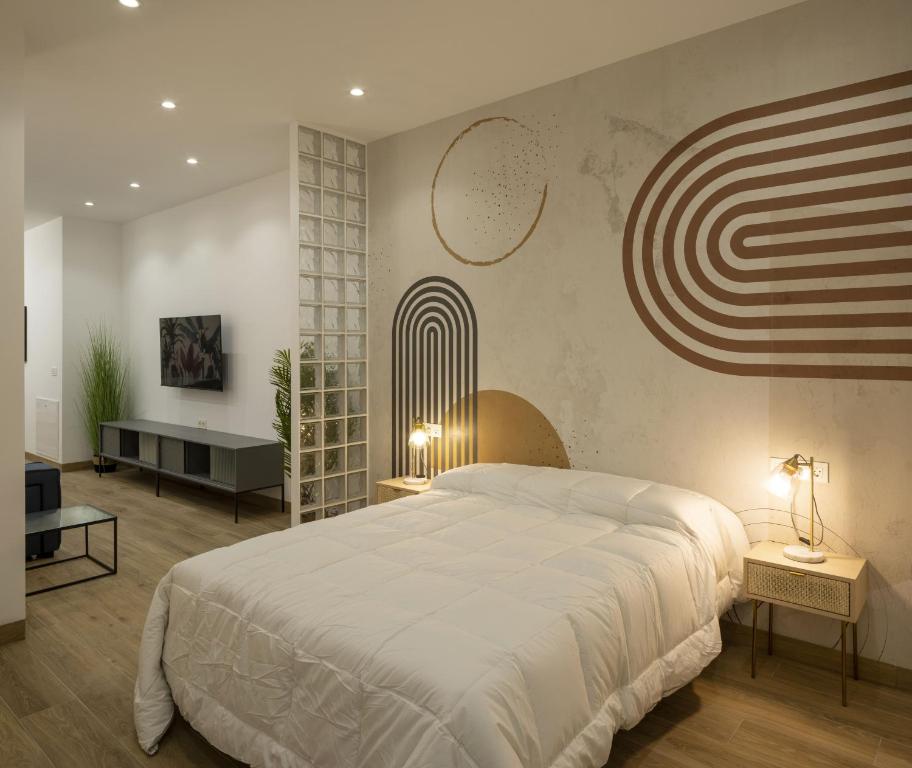 een slaapkamer met een groot bed en een Amerikaanse vlag aan de muur bij Apartamentos Mª Luisa de Dios Nº7 in Granada