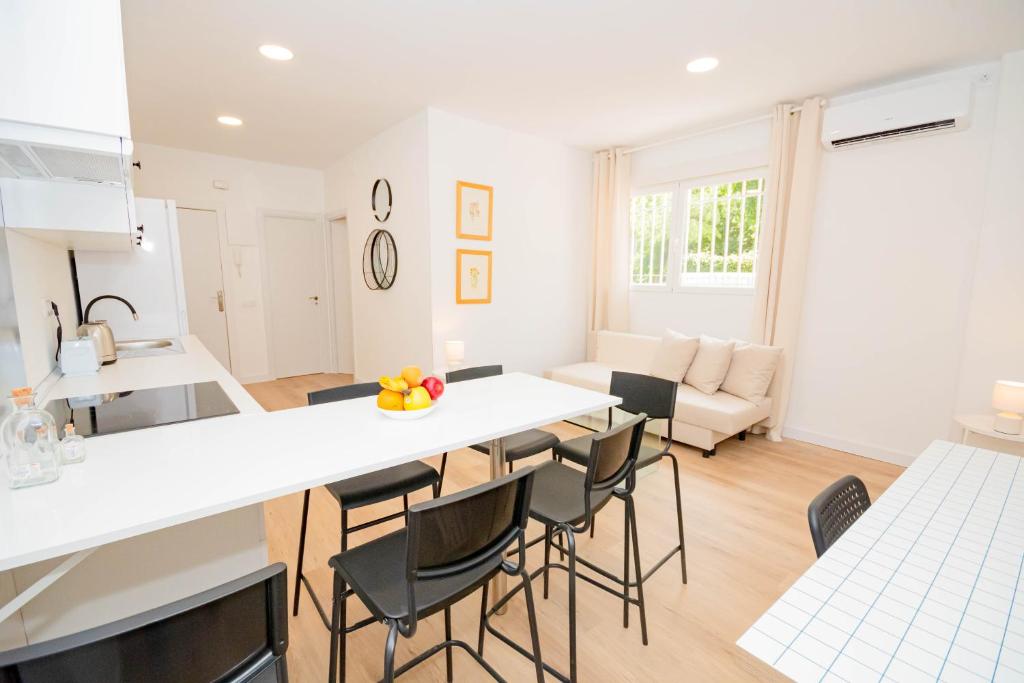 Il comprend une cuisine et un salon avec une table et des chaises. dans l'établissement For You Rentals Cozy and charming 3-bedroom apartment in Madrid ASR18, à Madrid