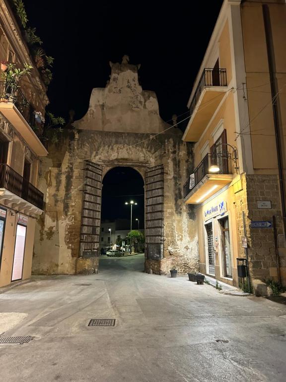 an entrance to an old building at night at Porta Palermo Centro Sciacca in Sciacca