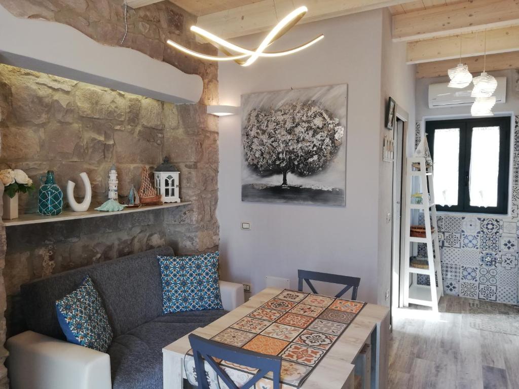 a living room with a couch and a table at A cà da Chidedda - IUN Q6445 in Carloforte