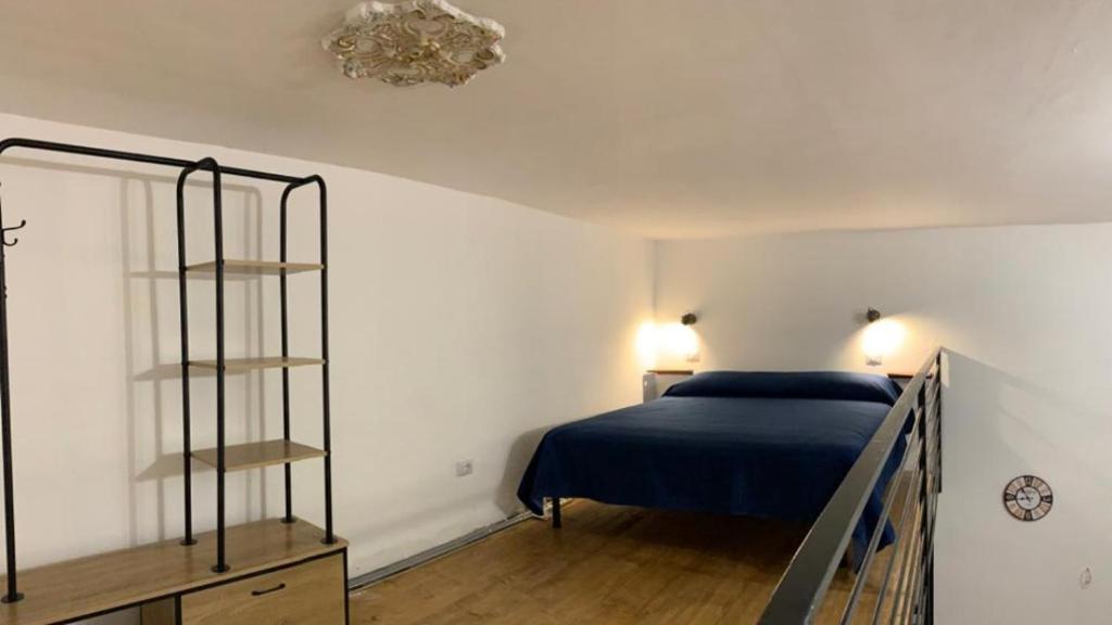 巴列塔的住宿－Il Pilone，一间卧室配有一张带蓝色床罩的床
