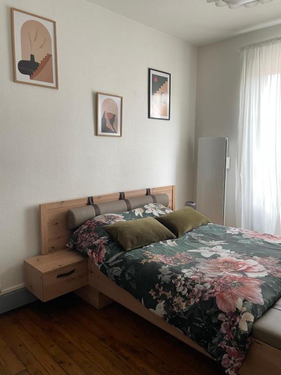 een slaapkamer met een bed met een bloemenbed bij Appartement Haussmannien in Épernay
