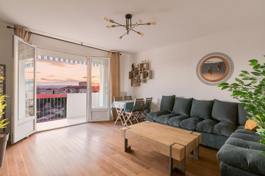 un salon avec un canapé et une table dans l'établissement T4 82m2 - Idéal location moyenne durée, 3 chambres, parking, coucher de soleil, à Montpellier