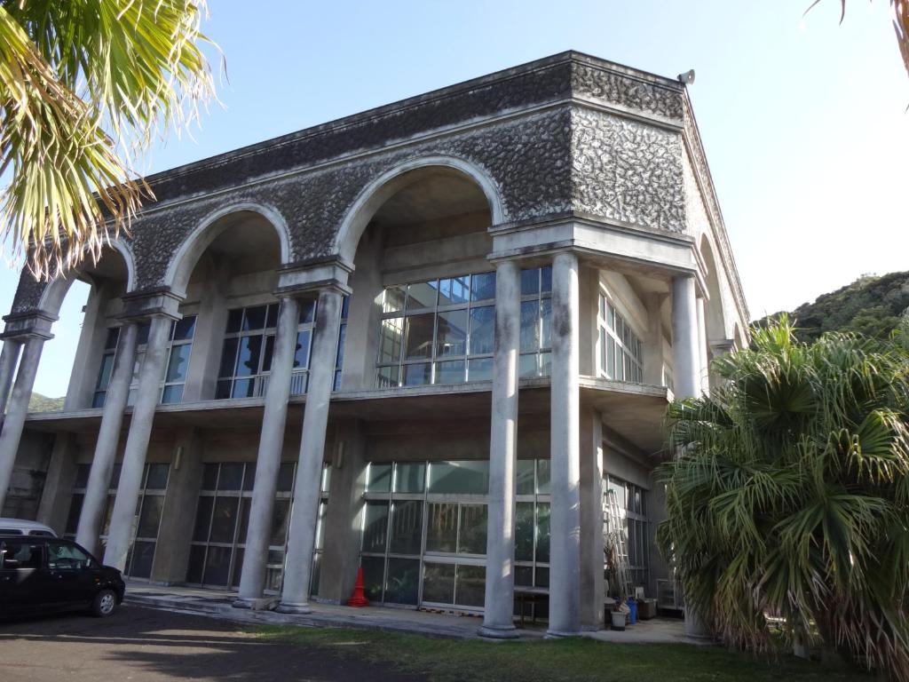 um edifício de escritórios com colunas e janelas em Forte em Hachijo