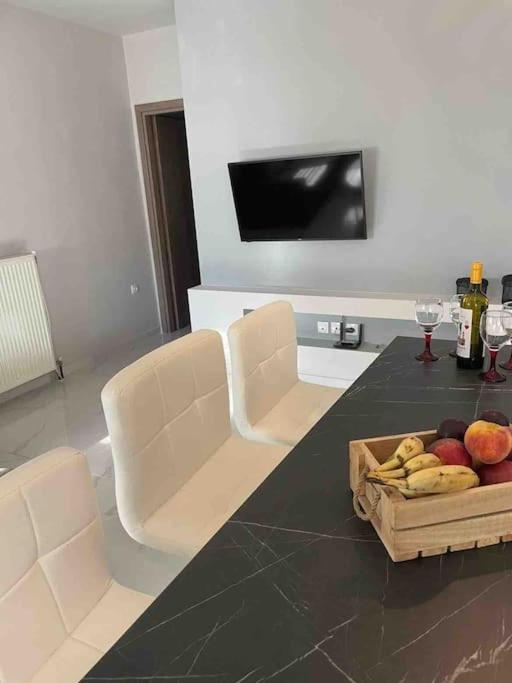TV a/nebo společenská místnost v ubytování Modern house in Stratoni