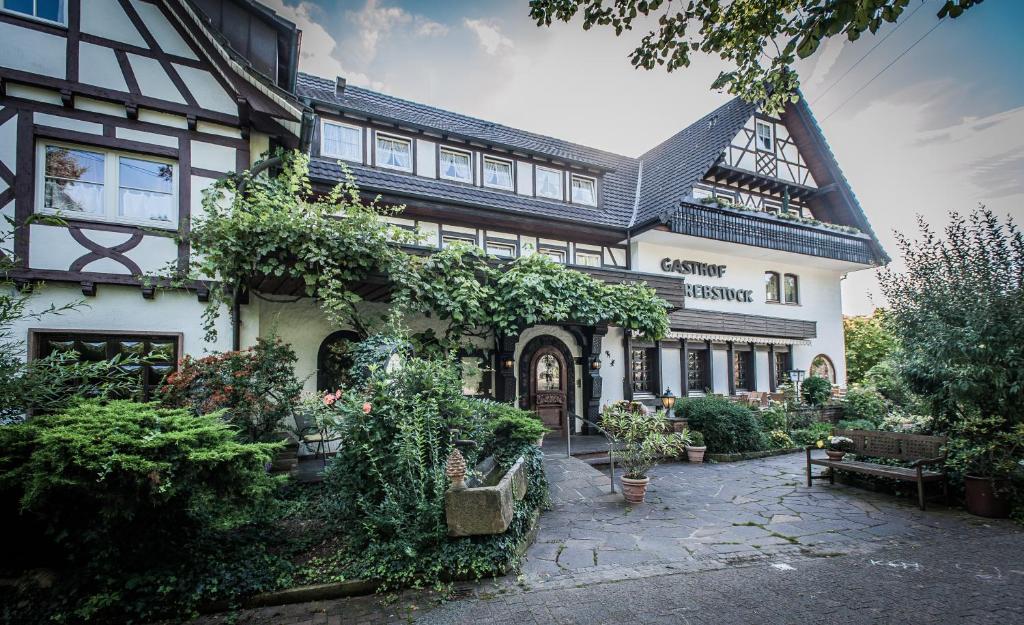 ein großes Haus mit vielen Pflanzen davor in der Unterkunft Landhotel Rebstock in Oberkirch