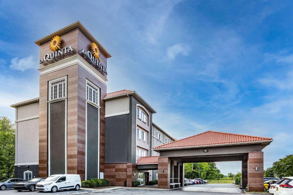 a hotel with a sign on top of a building at La Quinta Inn & Suites by Wyndham Norfolk in Norfolk