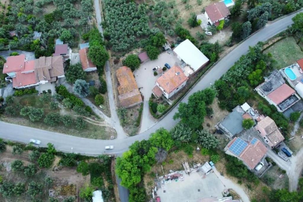 una vista aérea de una casa con una carretera en Taverna Bucciante en Fossacesia