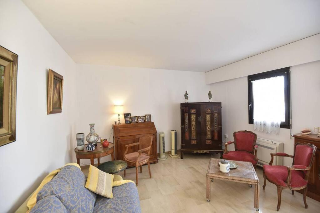 - un salon avec un canapé, des chaises et une table dans l'établissement Nice Signature Carré d'Or, à Nice