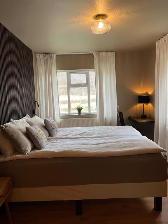 Postel nebo postele na pokoji v ubytování Jökla Guesthouse