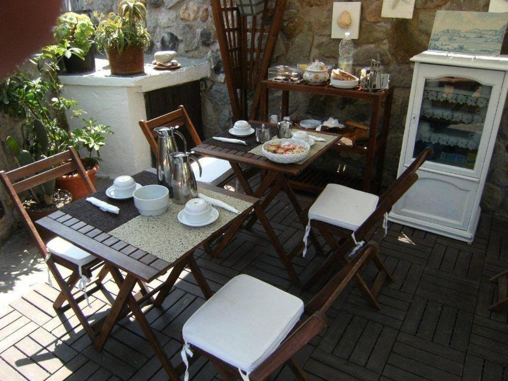 una mesa y sillas al aire libre con comida. en Lunaponzese-Ponza centro, en Ponza