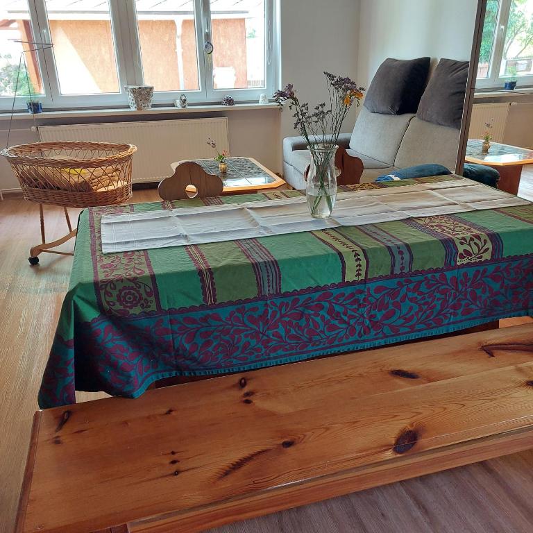 einen Tisch mit Vase im Wohnzimmer in der Unterkunft U domečku s keramikou in Karlsbad