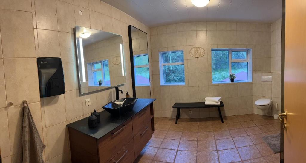 TV a/nebo společenská místnost v ubytování Jökla Guesthouse