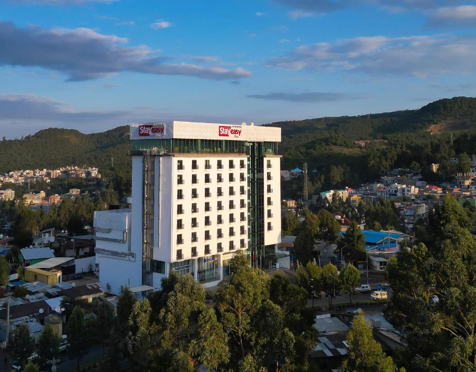 un edificio blanco con un cartel encima en Stay Easy Plus Hotel en Addis Abeba