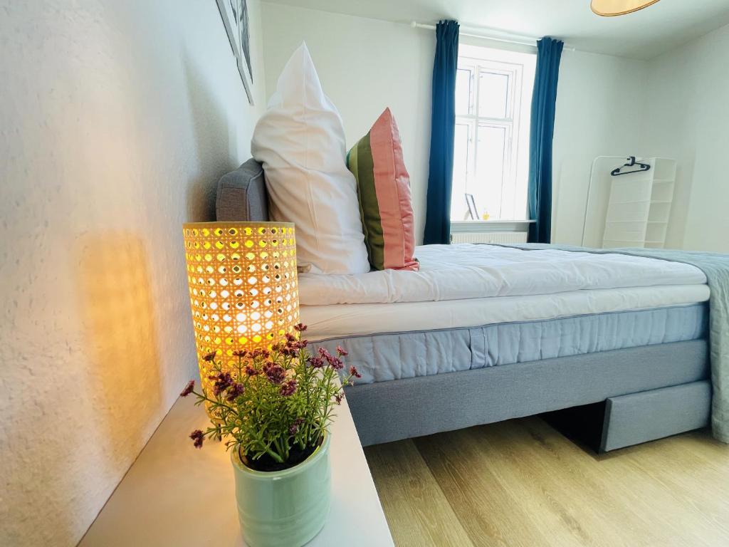 Postel nebo postele na pokoji v ubytování aday - Green Light Apartment Suite in the center of Hjorring