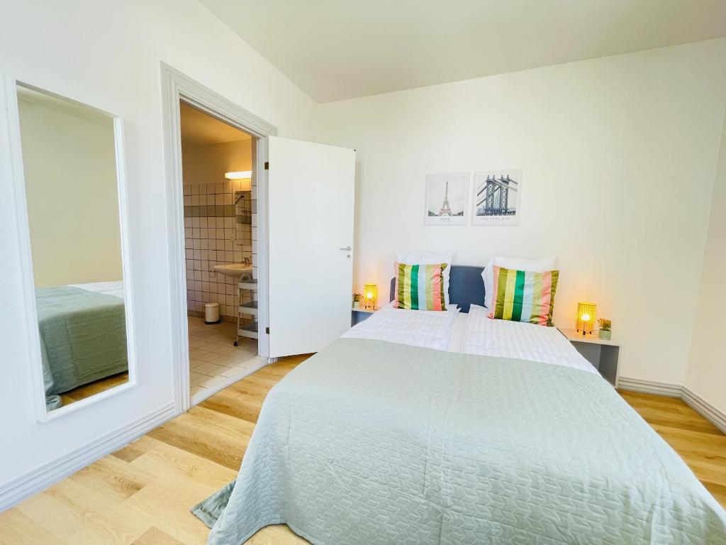 Postel nebo postele na pokoji v ubytování aday - Green Light Apartment Suite in the center of Hjorring