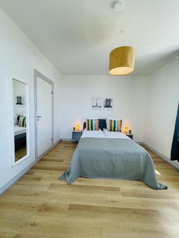 Postel nebo postele na pokoji v ubytování aday - Green Light Apartment Suite in the center of Hjorring