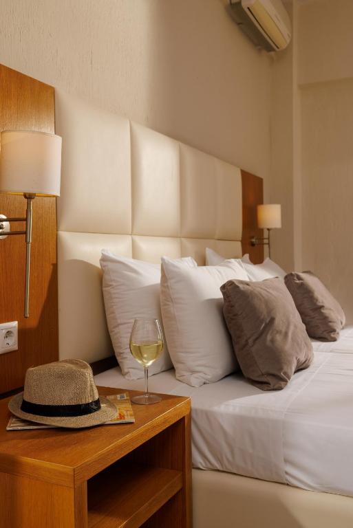 Łóżko lub łóżka w pokoju w obiekcie Malia Bay Beach Hotel & Bungalows