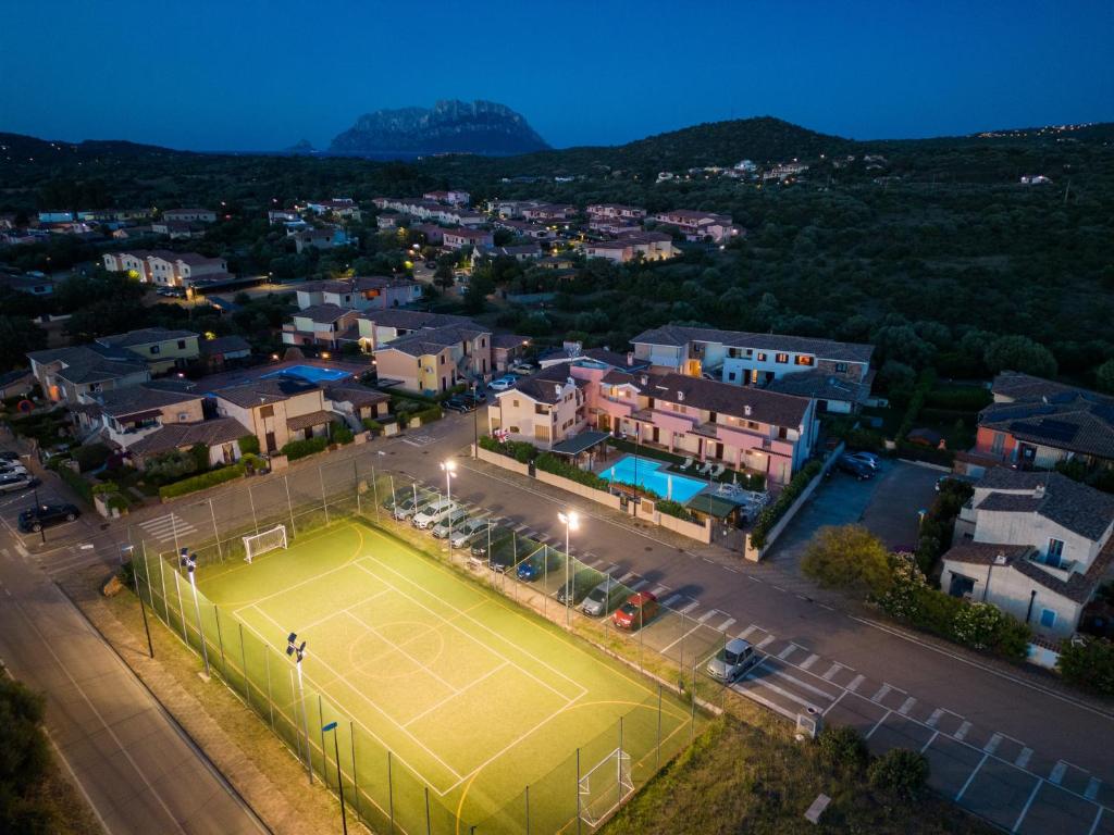 una vista aérea de una pista de tenis en una ciudad en Hotel Daniel, en Murta Maria
