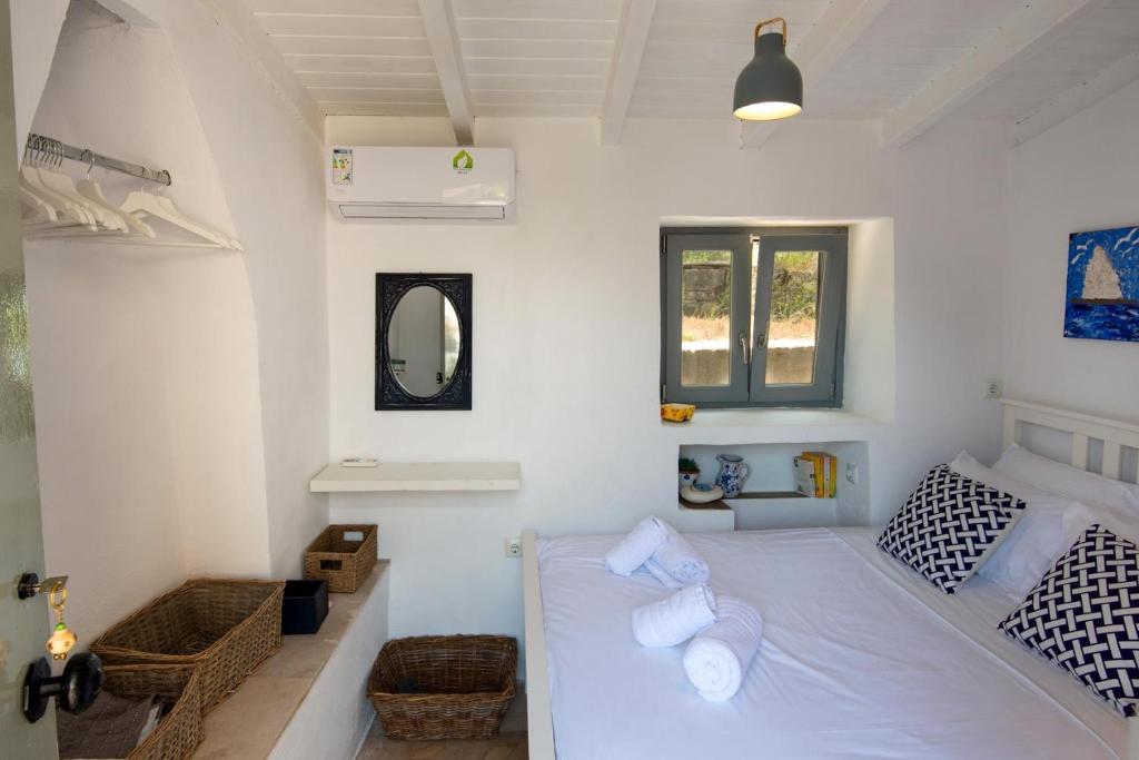 Postel nebo postele na pokoji v ubytování Malethonas Cottage by All About Paxos