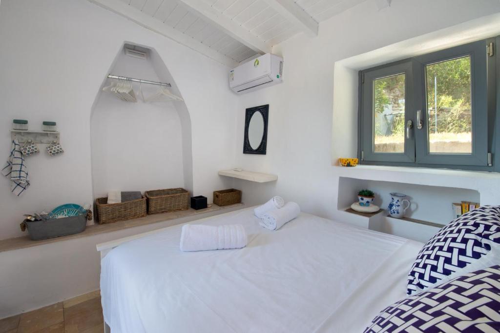 Postel nebo postele na pokoji v ubytování Malethonas Cottage by All About Paxos
