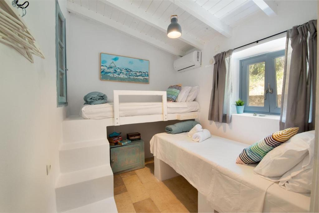 Postel nebo postele na pokoji v ubytování Malethonas Cottage by All About Paxos