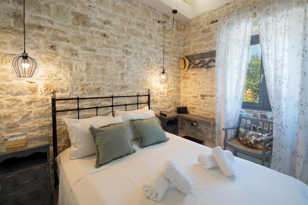 Postel nebo postele na pokoji v ubytování Malethonas Cottage by All About Paxos