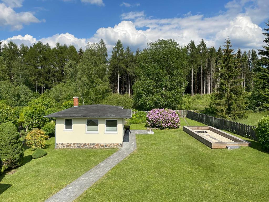 un jardin avec une petite maison en herbe dans l'établissement Ferienbungalow Grünbach, à Grünbach