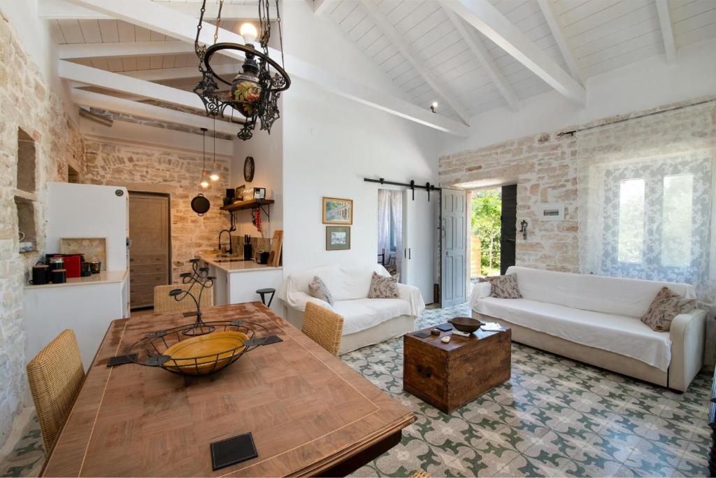 Posezení v ubytování Malethonas Cottage by All About Paxos