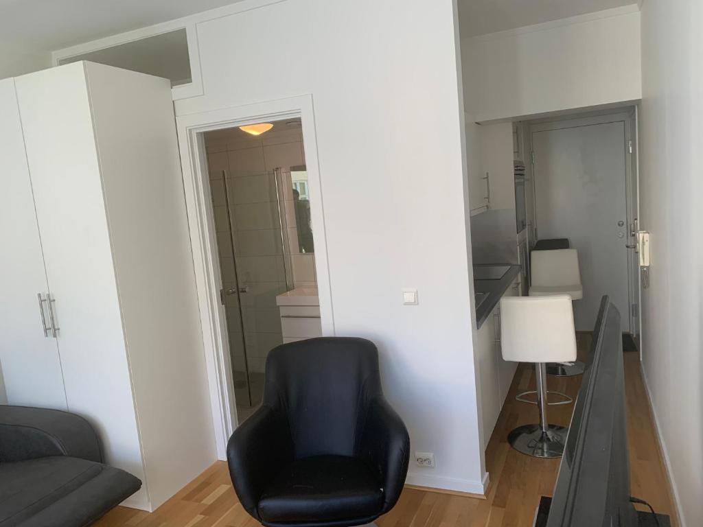 a black chair in a room with a mirror at Oslo apartment center in Oslo