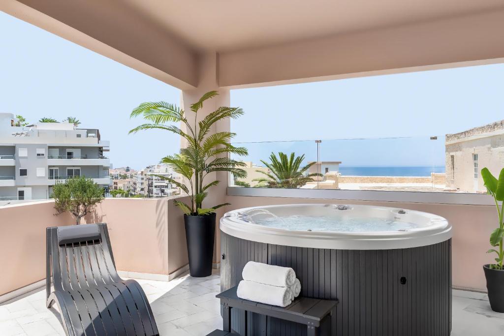 レティムノ・タウンにあるZephyr Luxury Apartmentの海の景色を望むバルコニー(ホットタブ付)