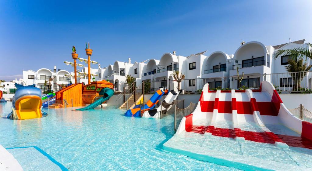 um parque aquático com um escorrega num resort em Bakour Lanzarote Splash em Puerto del Carmen