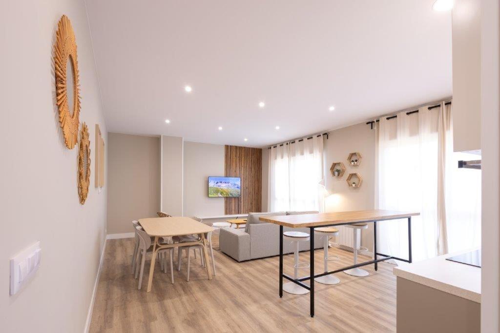 米尼奧的住宿－Miño suites II，厨房以及带桌椅的用餐室。