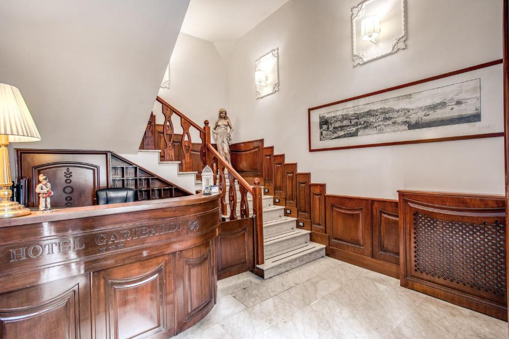 eine Treppe in einem Haus mit Holzvertäfelung in der Unterkunft Garibaldi Suite in Neapel