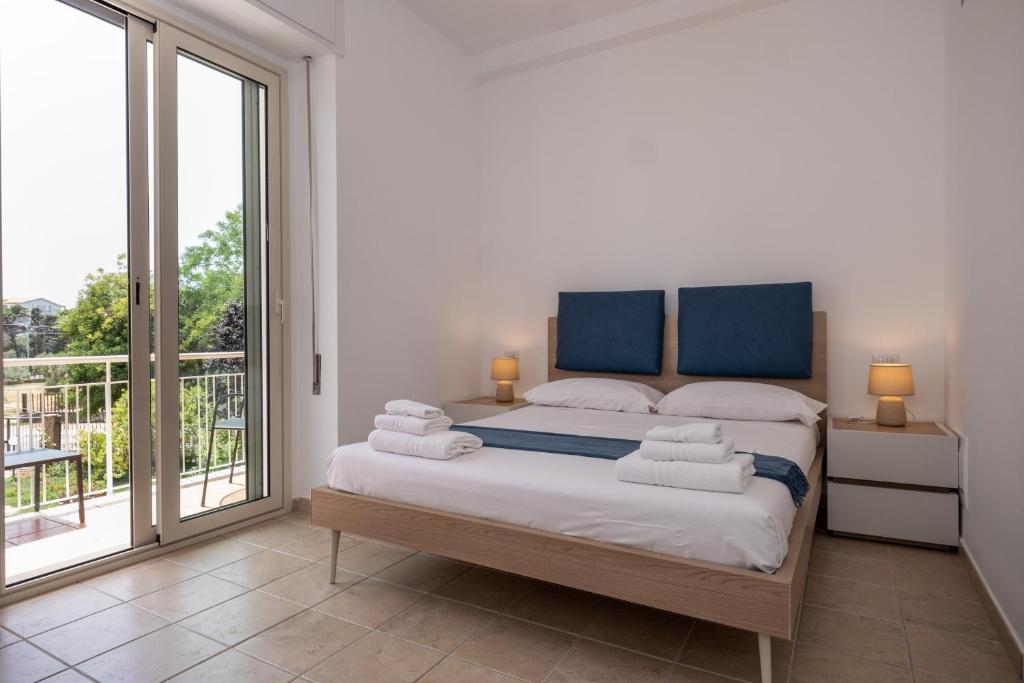 Postel nebo postele na pokoji v ubytování Nautika Suites