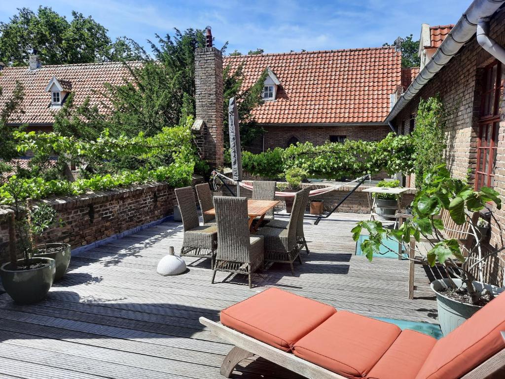 Ruime woning in het voormalig Karmel klooster van Egmond, Egmond aan