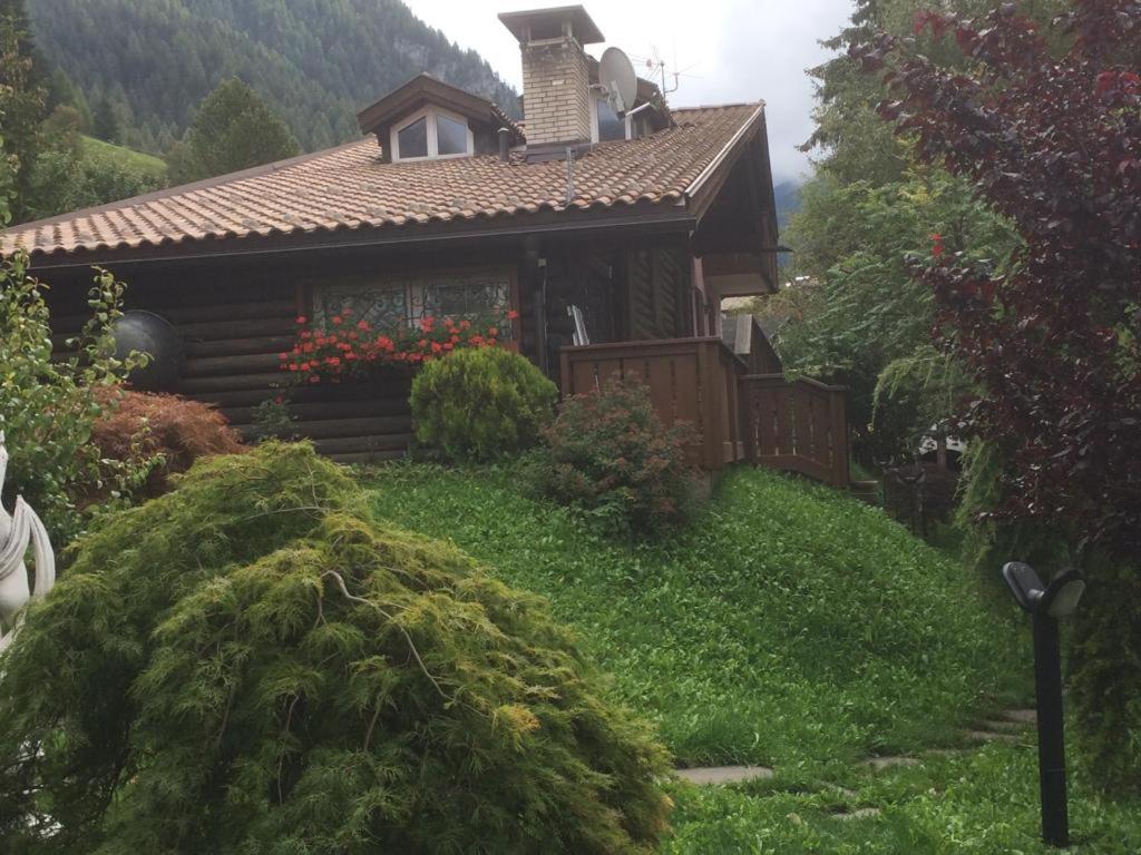 a small house with flowers in front of it at Chalet Rosj in Moena