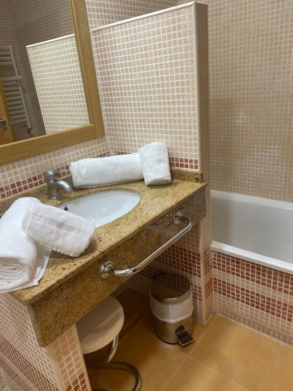 A bathroom at Hospedium Hotel Doña Mafalda de Castilla