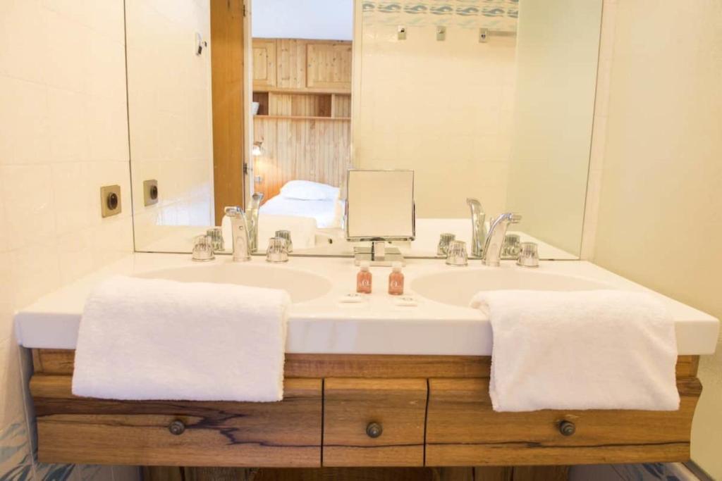 Koupelna v ubytování Charming Ski Apartment in Courchevel 1850