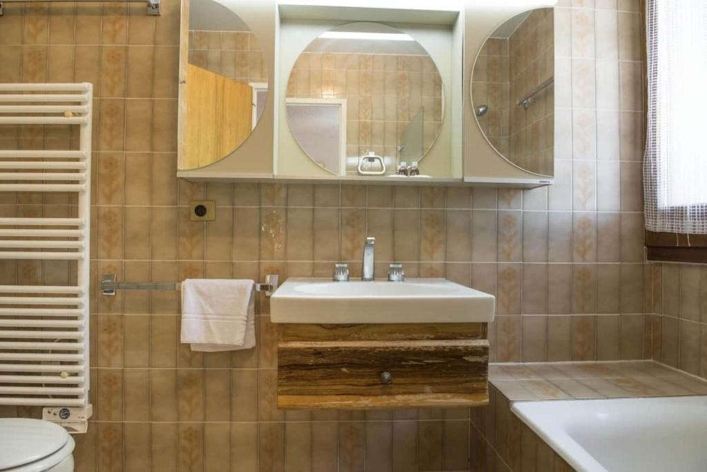 Koupelna v ubytování Charming Ski Apartment in Courchevel 1850