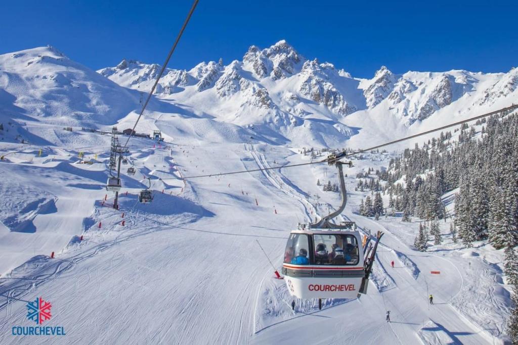 Charming Ski Apartment in Courchevel 1850 v zimě