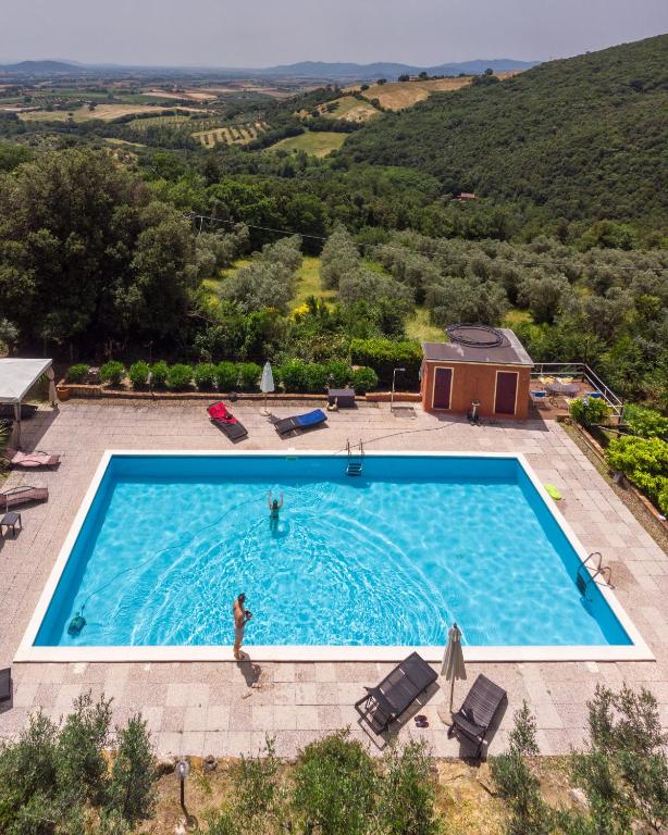 Bazén v ubytování Agriturismo Pereti nebo v jeho okolí