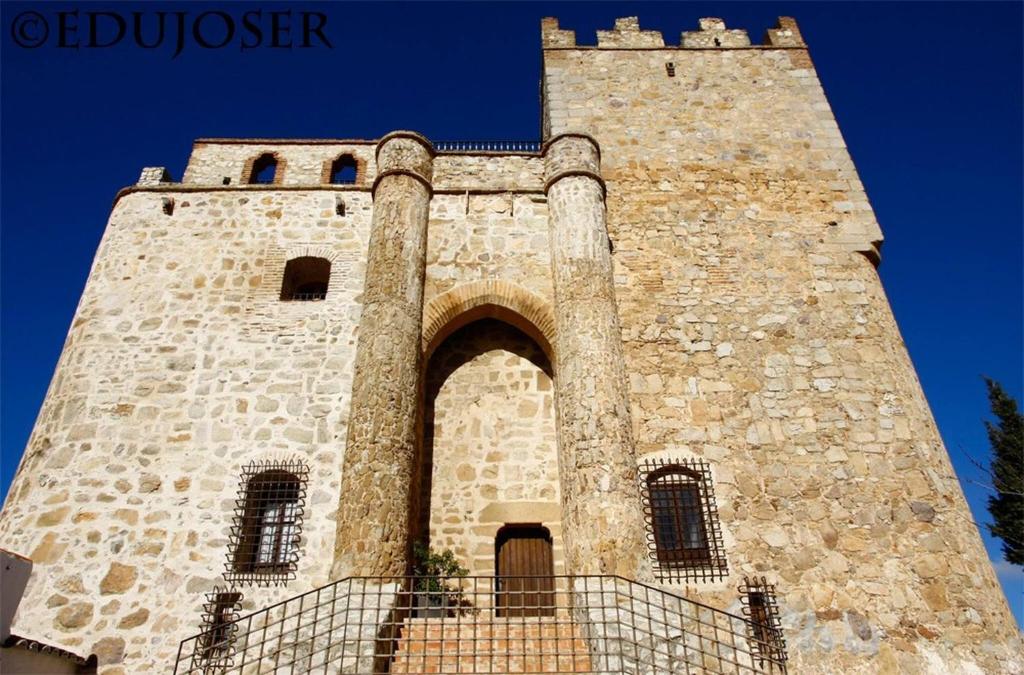 un edificio alto de ladrillo con dos torres altas en Toledo Sol Y Luna A desayuno Incluido, en Manzaneque