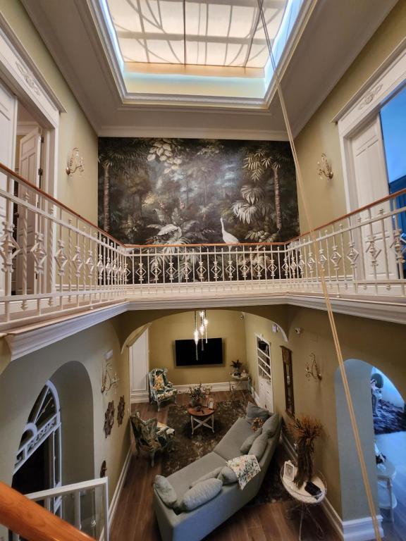 een grote woonkamer met een trap en een plafond bij Hotel Boutique IULIA 5 Estrellas Premium in Zafra