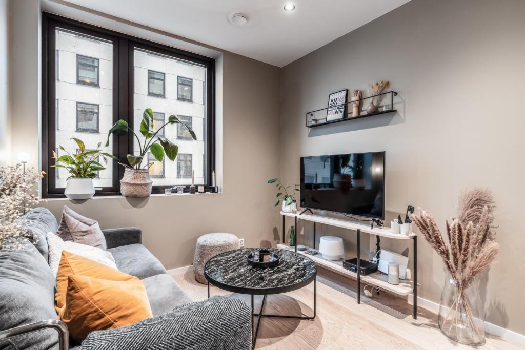 sala de estar con sofá y TV en Brand new en Bergen